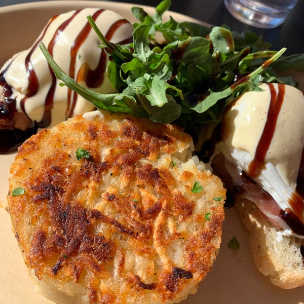 Photo taken at Snooze, an A.M. Eatery by Taryn D. on 10/4/2019