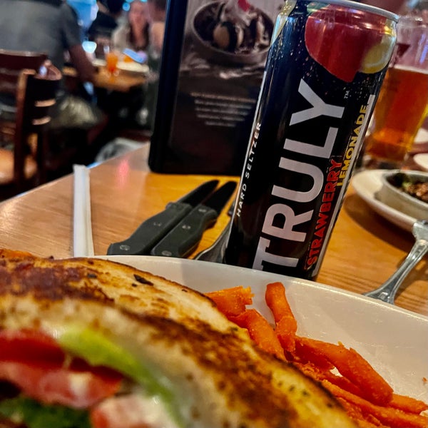 Photo taken at BJ&#39;s Restaurant &amp; Brewhouse by Taryn D. on 6/11/2022