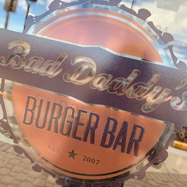 รูปภาพถ่ายที่ Bad Daddy&#39;s Burger Bar โดย Taryn D. เมื่อ 4/20/2019