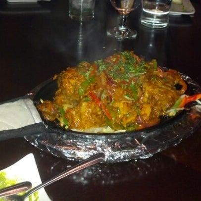 Foto tomada en Mantra Indian Cuisine &amp; Bar  por Doug B. el 12/16/2012