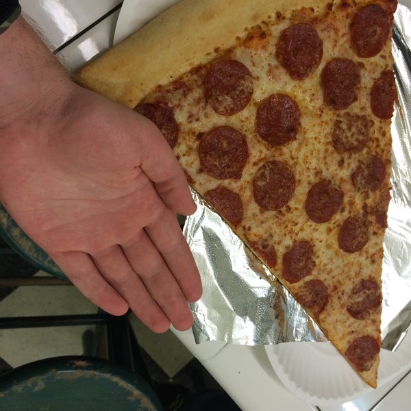 5/7/2015 tarihinde Michael M.ziyaretçi tarafından Jumbo Slice Pizza'de çekilen fotoğraf
