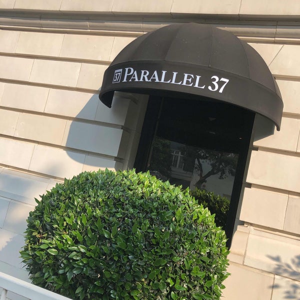 Photo taken at Parallel 37 Ritz-Carlton by Wilfred W. on 11/14/2018