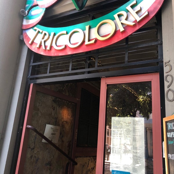Foto tomada en Tricolore caffè &amp; pizzeria  por Wilfred W. el 10/4/2019