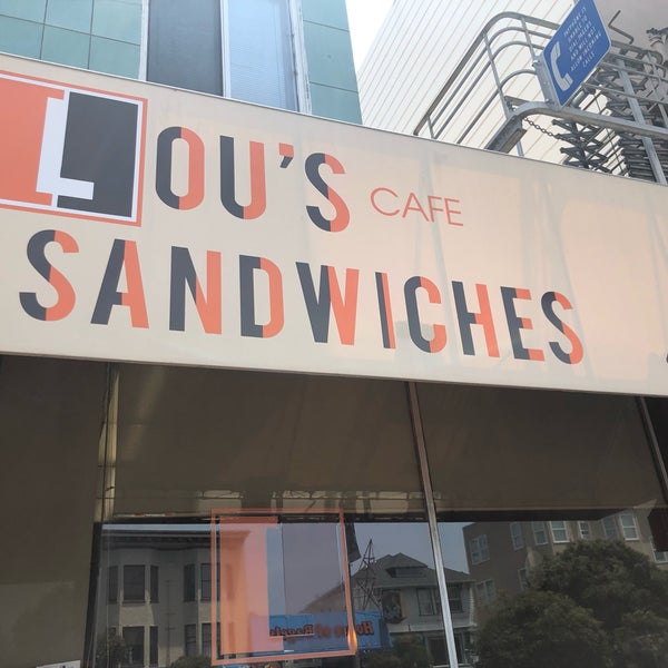 Foto tirada no(a) Lou&#39;s Cafe por Wilfred W. em 7/6/2019