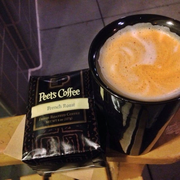 Foto scattata a Peet&#39;s Coffee &amp; Tea da Wilfred W. il 11/1/2013