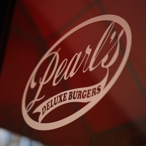 Photo taken at Pearl&#39;s Deluxe Burgers by Wilfred W. on 10/21/2017