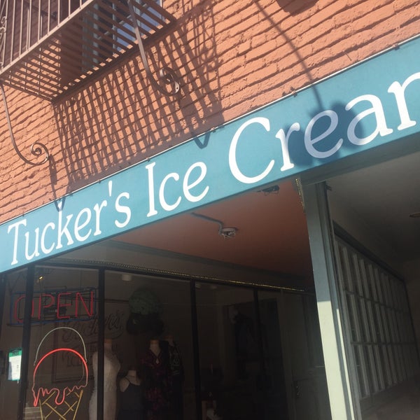 รูปภาพถ่ายที่ Tucker&#39;s Ice Cream โดย Wilfred W. เมื่อ 9/6/2016