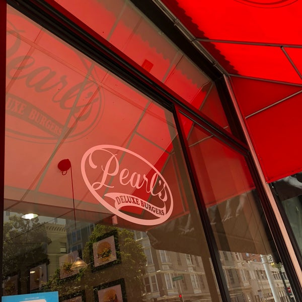 Photo taken at Pearl&#39;s Deluxe Burgers by Wilfred W. on 6/10/2018
