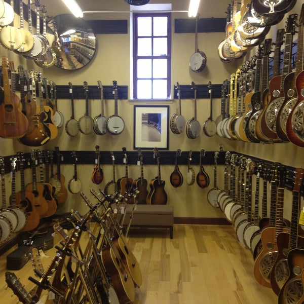 รูปภาพถ่ายที่ Gruhn Guitars โดย Thomas S. เมื่อ 5/13/2013