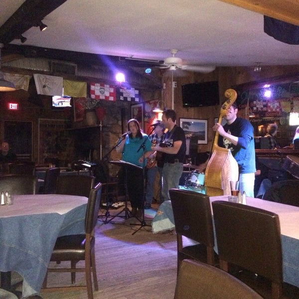 Photo prise au Joe&#39;s Beach Road Bar &amp; Grille at The Barley Neck Inn par The Social Diner le2/28/2014