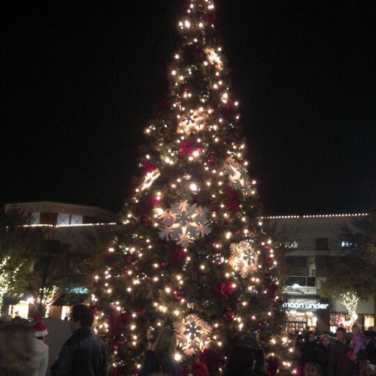 Fairfax Corner Christmas Tree Lighting 2022 Photos At Fairfax Corner Water Feature Fountain - Fairfax, Va