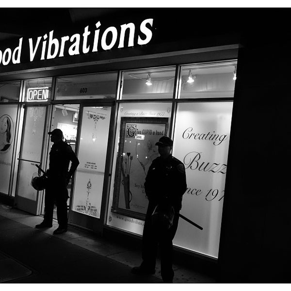 2/8/2013 tarihinde Steve R.ziyaretçi tarafından Good Vibrations'de çekilen fotoğraf