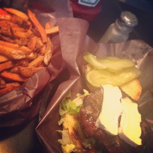 12/8/2013にPeter P.がWoody&#39;s Burgers bar and grillで撮った写真