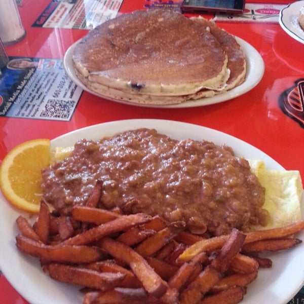 Photo taken at Crazy Otto&#39;s Empire Diner by Armando on 2/17/2013