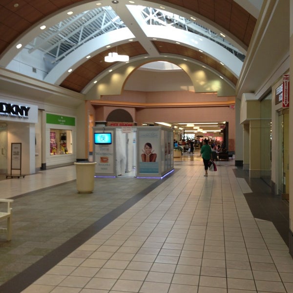 Fashion Outlets of Niagara Falls - Outlet Mall in Niagara Falls
