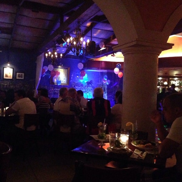 Foto tomada en Mojitos Cuban Restaurant  por Hazel C. el 7/4/2014