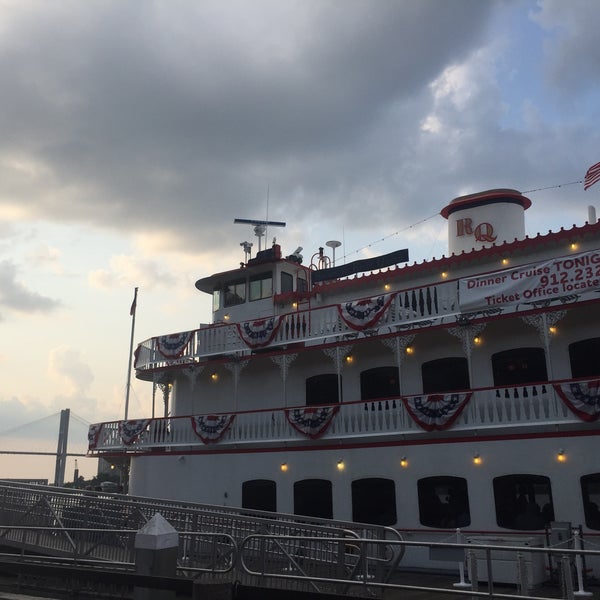 Foto tirada no(a) Savannah&#39;s Riverboat Cruises por Claudia C. em 8/26/2015