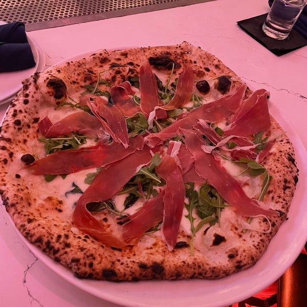 Foto tirada no(a) L’Antica Pizzeria da Michele por Claudia C. em 6/13/2022