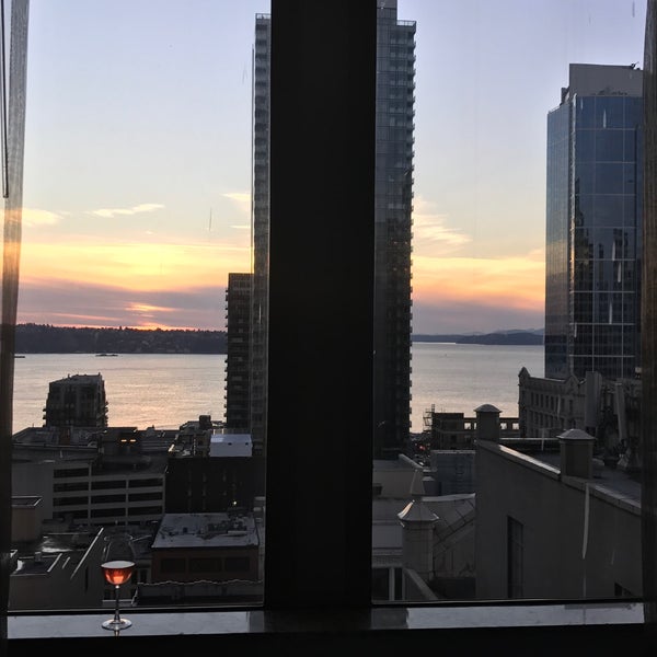 Снимок сделан в Hilton Motif Seattle пользователем Claudia C. 1/2/2018