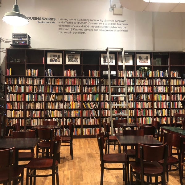 Das Foto wurde bei Housing Works Bookstore Cafe von Claudia C. am 12/4/2019 aufgenommen