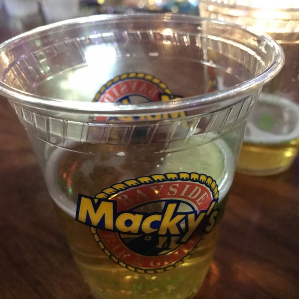 Photo prise au Macky&#39;s Bayside Bar &amp; Grill par Erin E. le6/9/2017