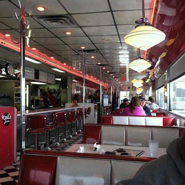 Foto tomada en Kroll&#39;s Diner  por Ed M. el 4/30/2013