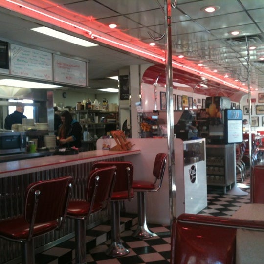 รูปภาพถ่ายที่ Kroll&#39;s Diner โดย Ed M. เมื่อ 11/21/2012