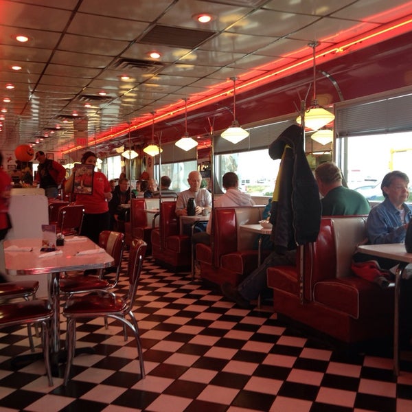 Foto diambil di Kroll&#39;s Diner oleh Ed M. pada 10/19/2013