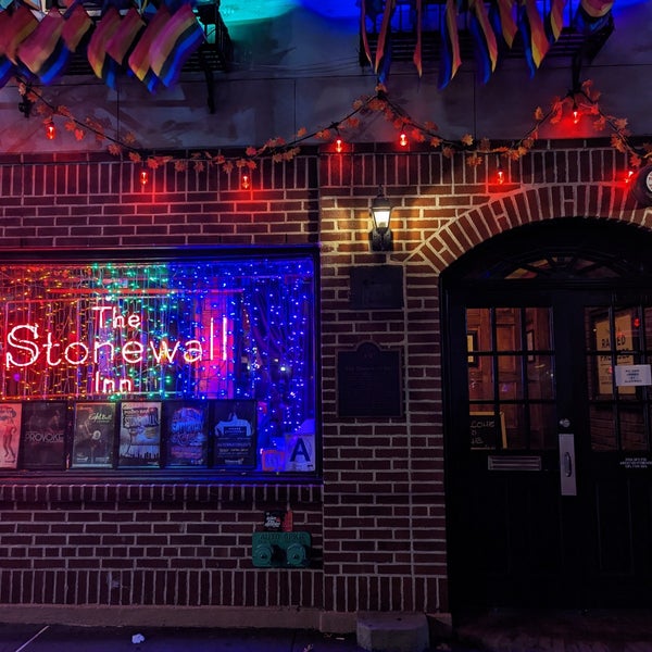 Foto diambil di Stonewall Inn oleh Zig pada 1/13/2023