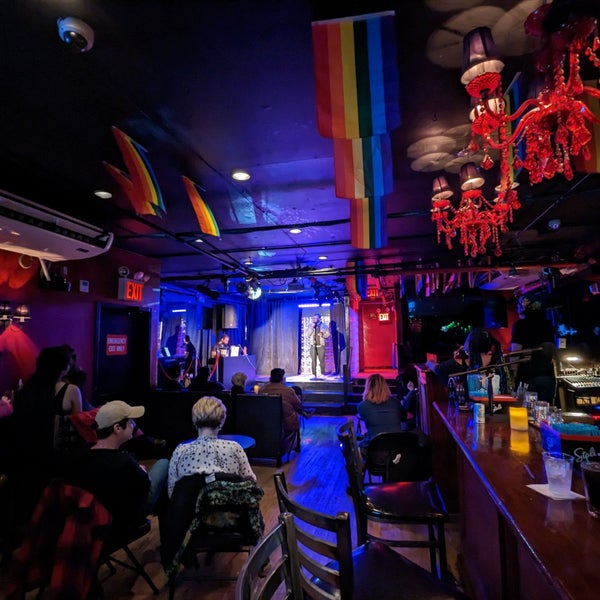 Foto diambil di Stonewall Inn oleh Zig pada 1/13/2023