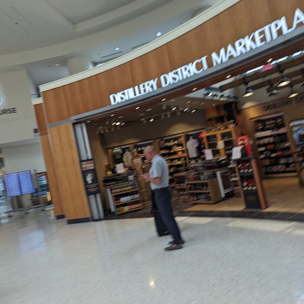 Foto tirada no(a) Louisville Muhammad Ali International Airport (SDF) por Zig em 6/15/2023