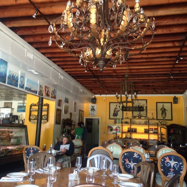 Foto diambil di Agora Mediterranean Kitchen oleh Alina N. pada 8/29/2014