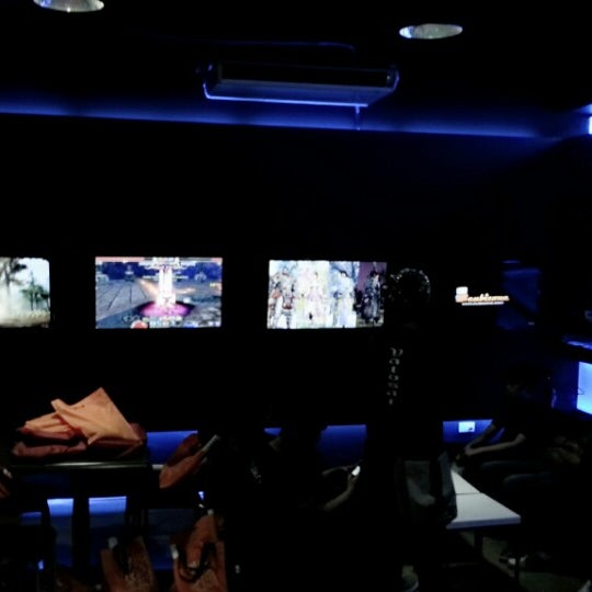 Foto diambil di Imperium E-sports Bar and Video Game Lounge oleh Dar R. pada 12/21/2013