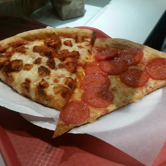 Снимок сделан в Solo Pizza NYC пользователем Jay G. 1/26/2015