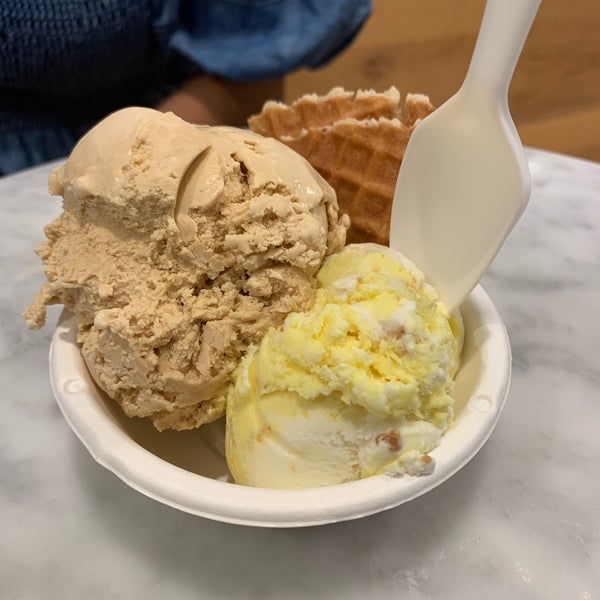 รูปภาพถ่ายที่ Jeni&#39;s Splendid Ice Creams โดย Mitesh B. เมื่อ 6/26/2019