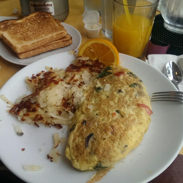 Das Foto wurde bei Eggsperience Breakfast &amp; Lunch - Park Ridge von Ipek E. am 8/3/2014 aufgenommen