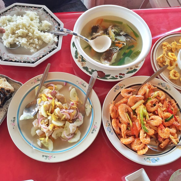 Photo taken at Manna SuTuKil (STK) Food House by Berl_gwapa on 12/8/2014