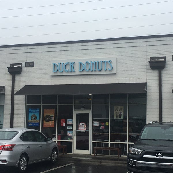 2/24/2020 tarihinde Phoenix J.ziyaretçi tarafından Duck Donuts'de çekilen fotoğraf