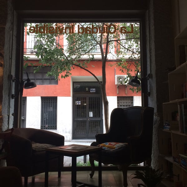 Photo taken at La Ciudad Invisible | Café-librería de viajes by Jorge P. on 2/12/2015