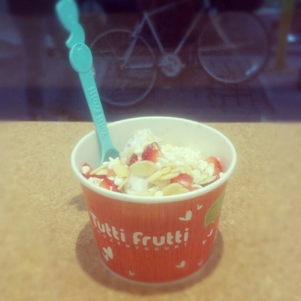 Photo taken at Tutti Frutti Frozen Yogurt by Justin D. on 10/7/2012