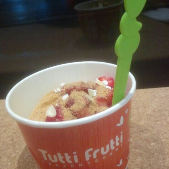 Снимок сделан в Tutti Frutti Frozen Yogurt пользователем Justin D. 10/3/2012