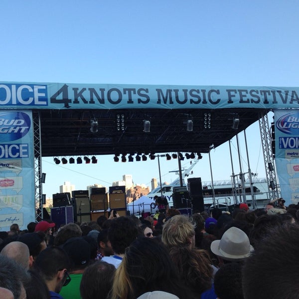 รูปภาพถ่ายที่ The Village Voice&#39;s 4Knots Music Festival โดย Liang L. เมื่อ 7/12/2014