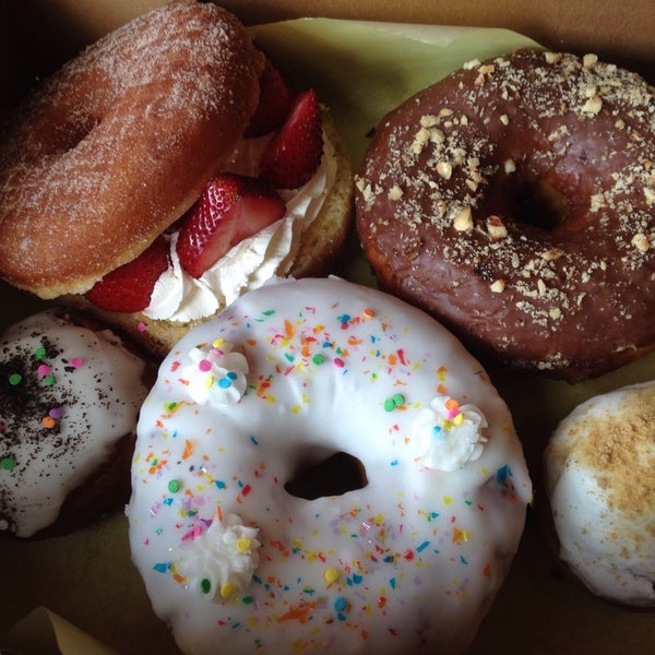 รูปภาพถ่ายที่ Crafted Donuts โดย Amber เมื่อ 6/17/2015