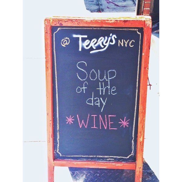 8/7/2015 tarihinde Bonbassiziyaretçi tarafından Terry&#39;s West Village Wine and Spirits'de çekilen fotoğraf