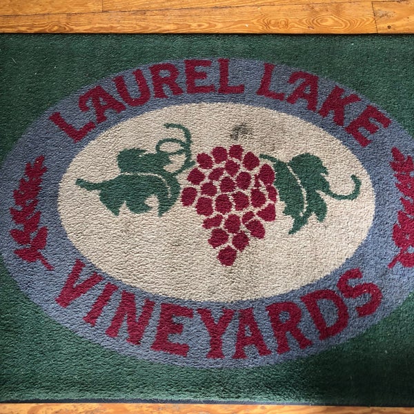 Foto diambil di Laurel Lake Vineyards oleh Heather R. pada 6/23/2018