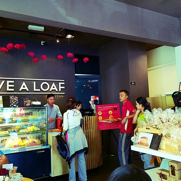 Снимок сделан в Love A Loaf Bakery &amp; Café пользователем Steven C. 7/11/2014