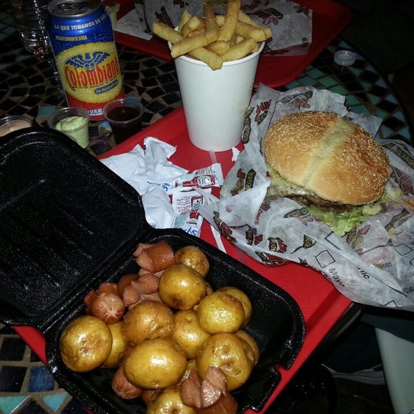 รูปภาพถ่ายที่ Junior Colombian Burger - South Kirkman Road โดย Nat N. เมื่อ 4/7/2013