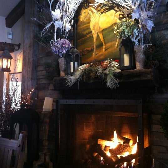 Foto scattata a White Horse Country Pub da Tom C. il 12/22/2012