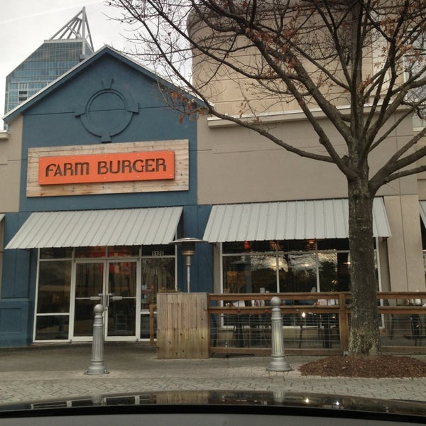 Foto tirada no(a) Farm Burger por Kellie N. em 3/2/2013