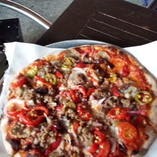 7/21/2013 tarihinde Kellie N.ziyaretçi tarafından Hearth Pizza Tavern'de çekilen fotoğraf